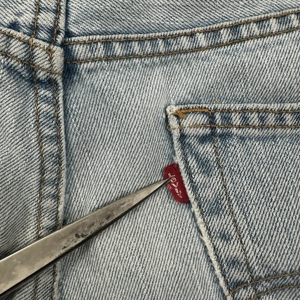 VTG‎ Levi's 560 Comfort Fit 38x34 Tapered Loose Jeans Light Wash Distressed Y2K